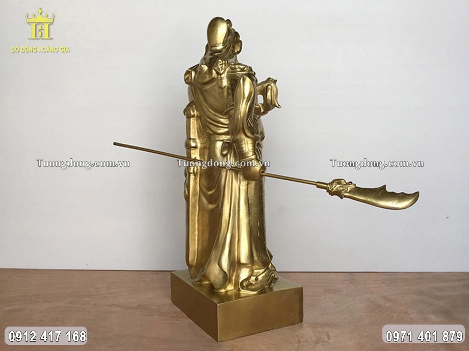 Hình ảnh phía sau bức tượng đồng